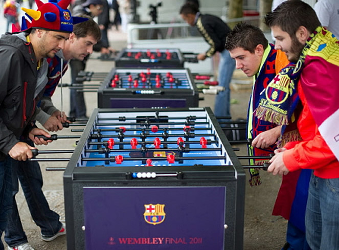 Final_Champions_2011_Wembley_Barcelona - Aficionados jugando al futbolín