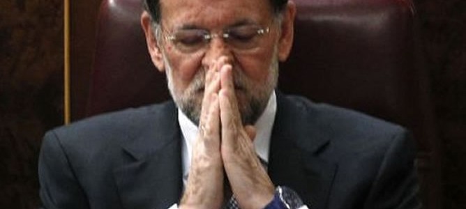 Mariano Rajoy rezando en el parlamento