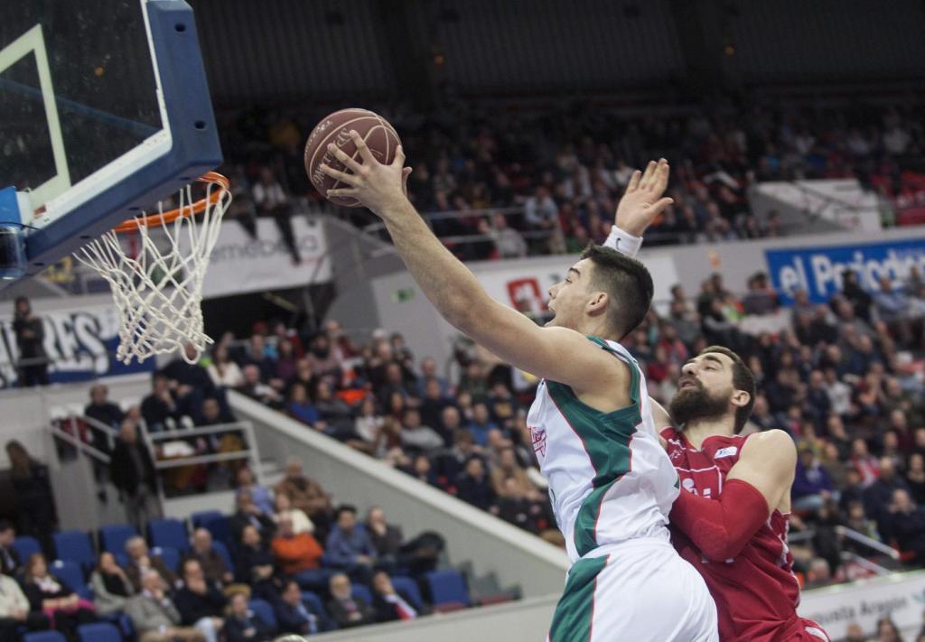 Hernangomez intenta machacar defendido por Katic