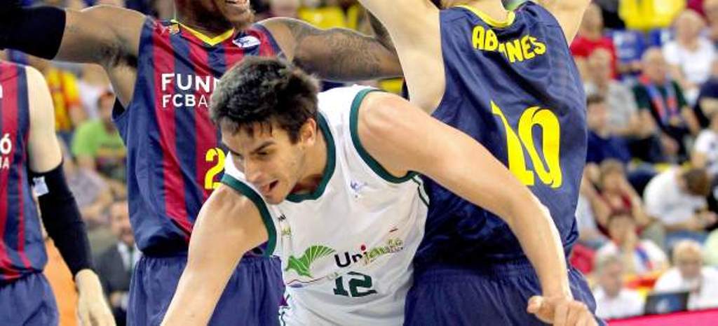 Carlos Suárez intenta pasar entre Thomas y Abrines