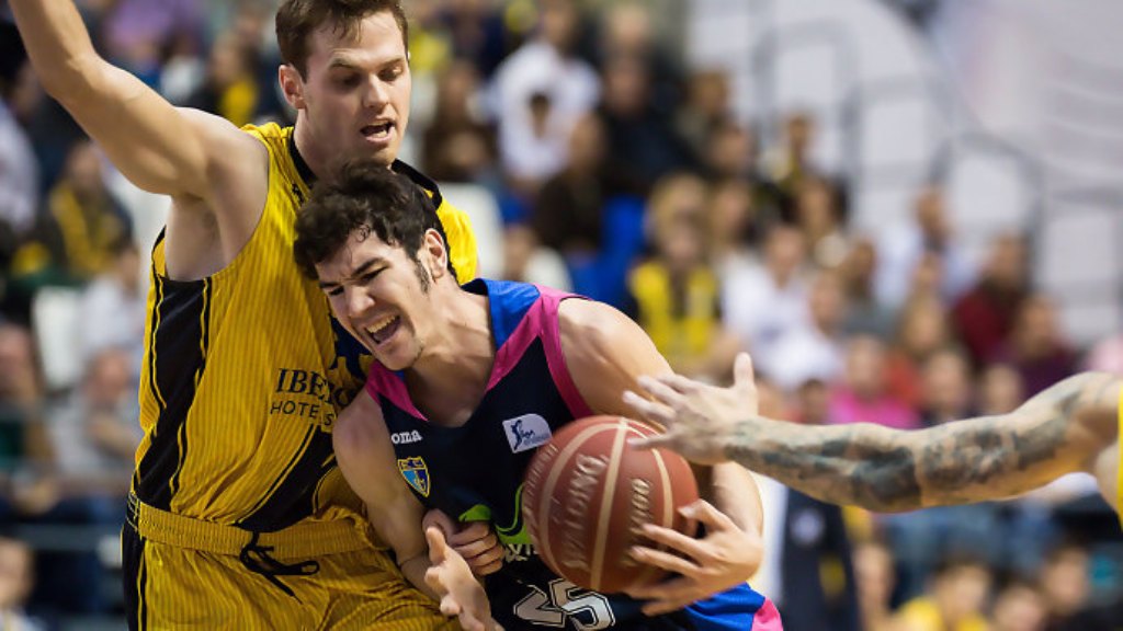 dario_brizuela defendido por jugadores de CB Canarias