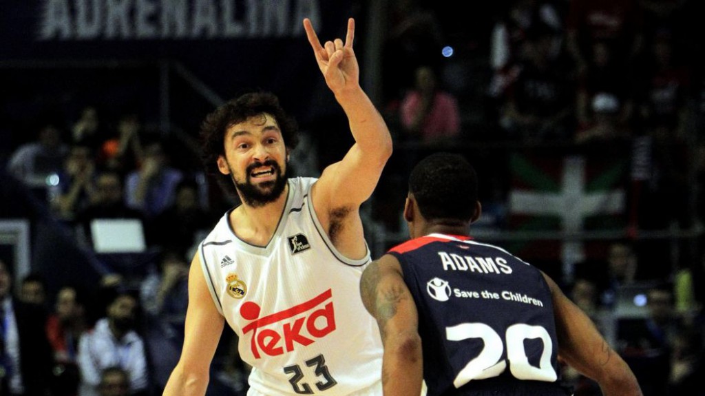 Llull marca jugada delante de Adams