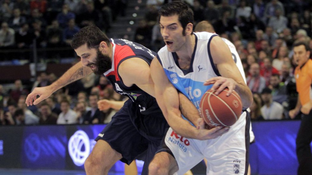 Triguero y Bourousis luchan por el balón