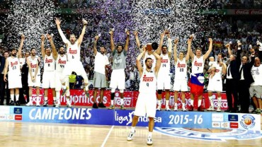 Felipe Reyes levanta el trofeo