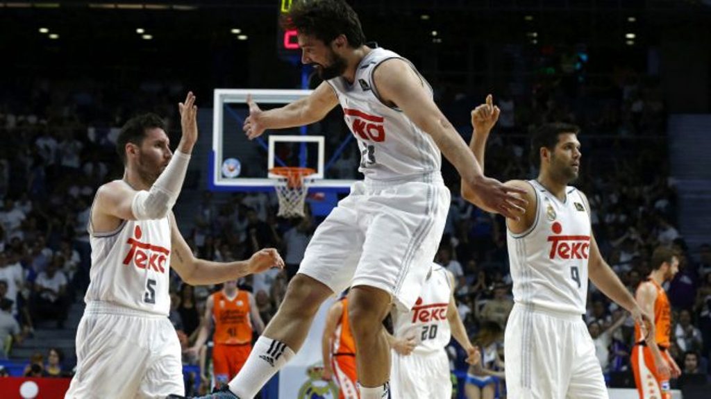 Llull celebra un triple con Rudy