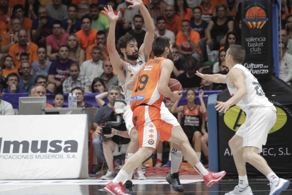 San Emeterio busca el aro entre Llull y Carroll