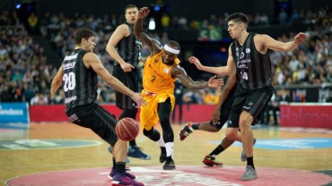 Rice rodeado de jugadores de Bilbao Basket