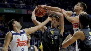 Fran Vázquez rodeado por la defensa del Real Madrid