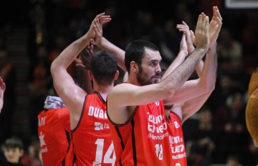 Valencia Basket celebra victoria contra CB Canarias