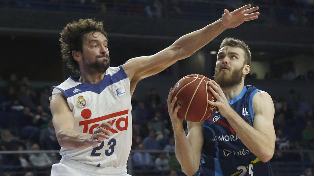 Llull trata de evitar el tiro de Jelinek