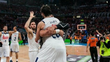 Ayón abraza a Llull tras vencer a Baskonia