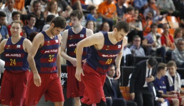 Jugadores del Barça salen a pista en la Fonteta