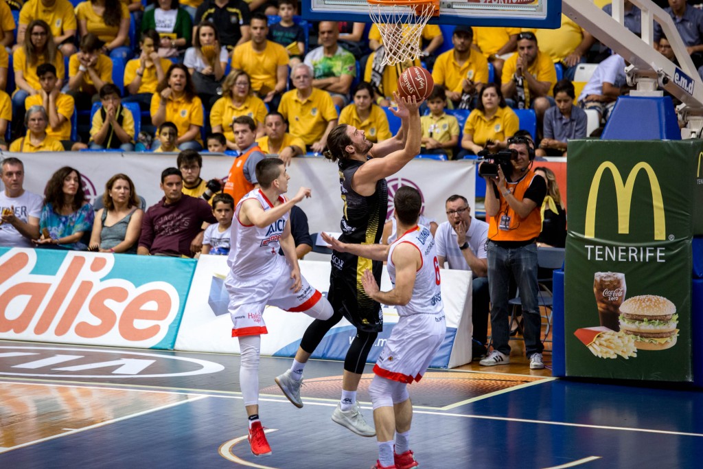 Bogris se levanta entre dos defensores de Manresa