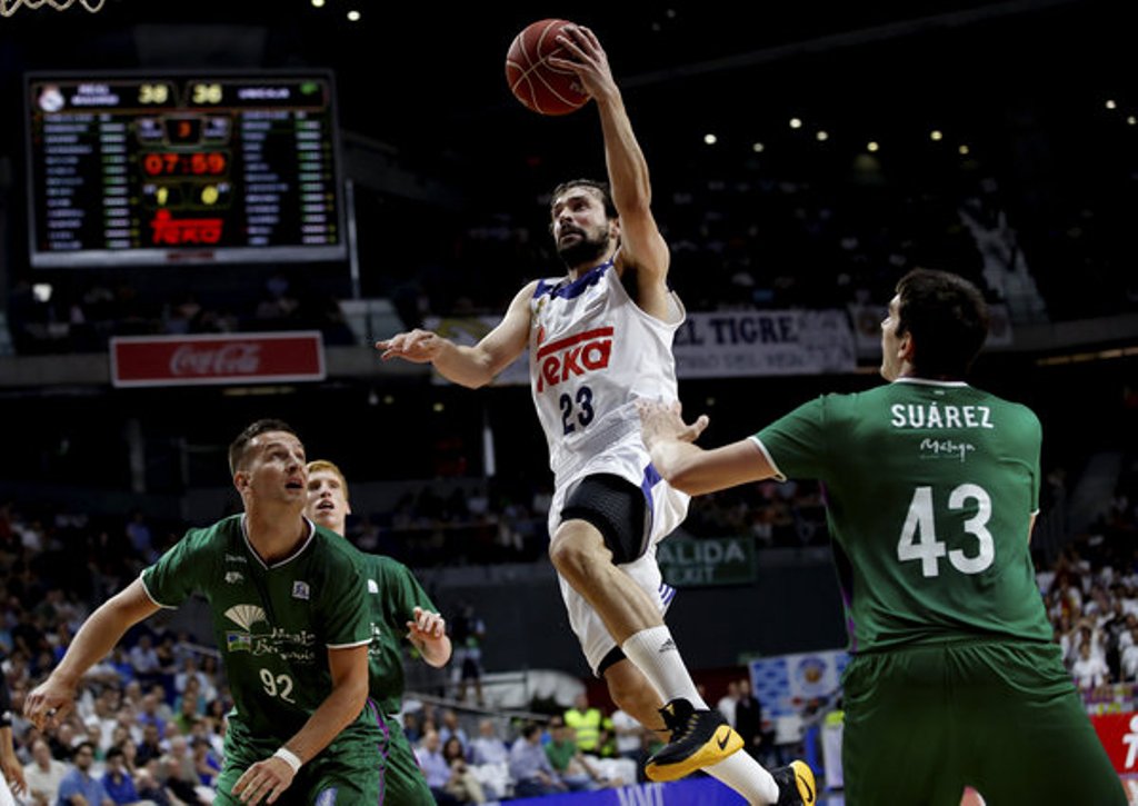 Llull salta entre Omic y Carlos Suárez