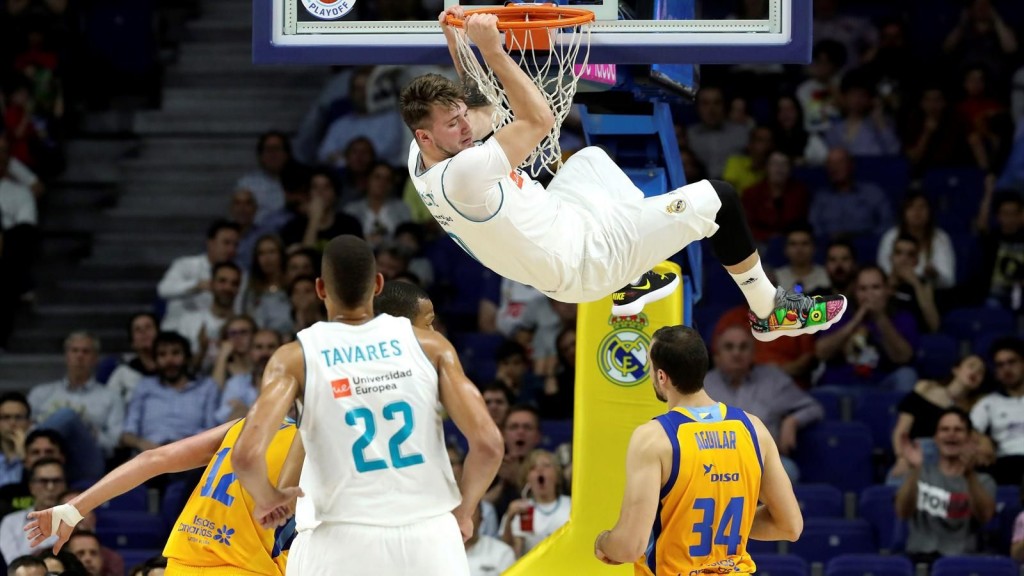 Doncic se cuelga del aro