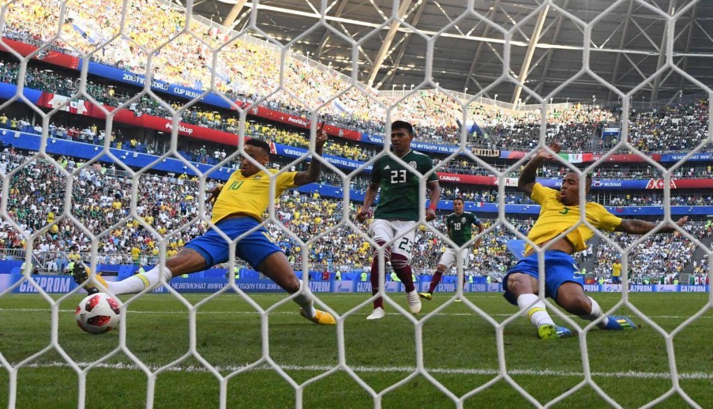 Neymar marca a puerta vacía contra México