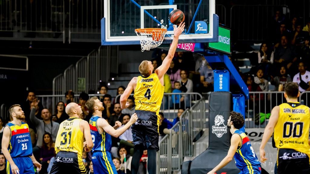 Bandeja de Colton Iverson