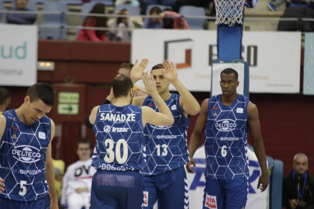 Jugadores de GBC celebran su primera victoria de la temporada