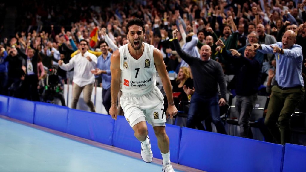 Campazzo celebra triple desde 24 metros