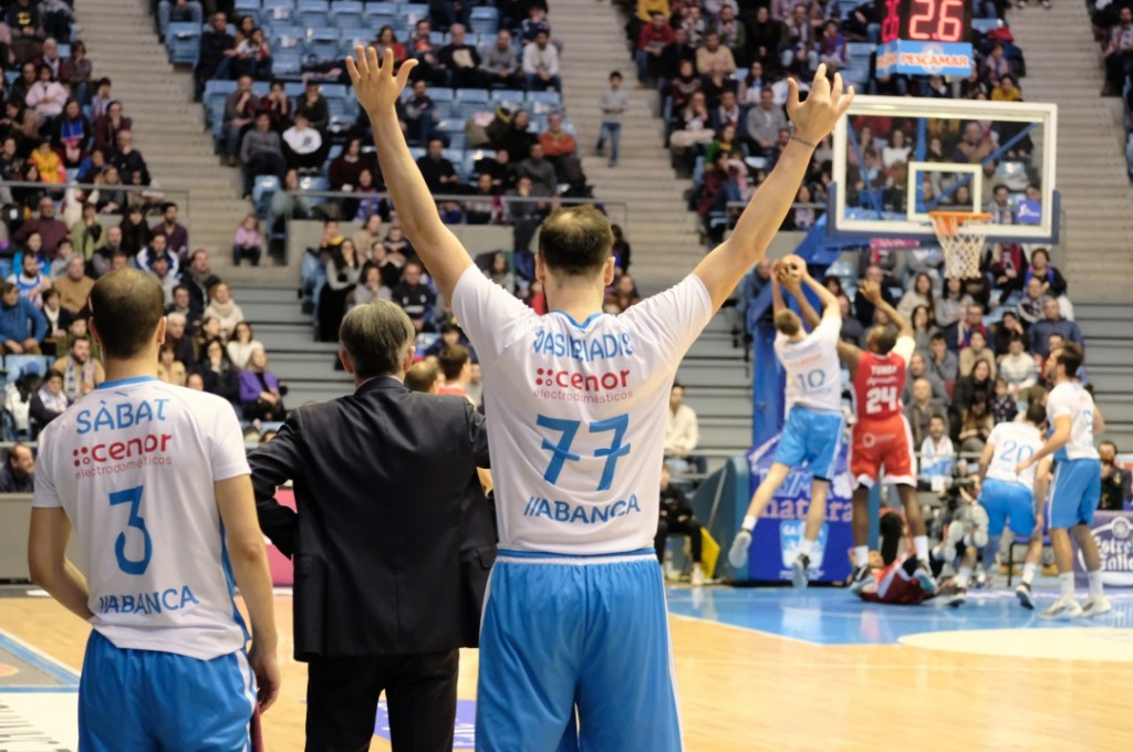 Sabat, Vasileiadis y Moncho Fernández observan una acción de Hlinason