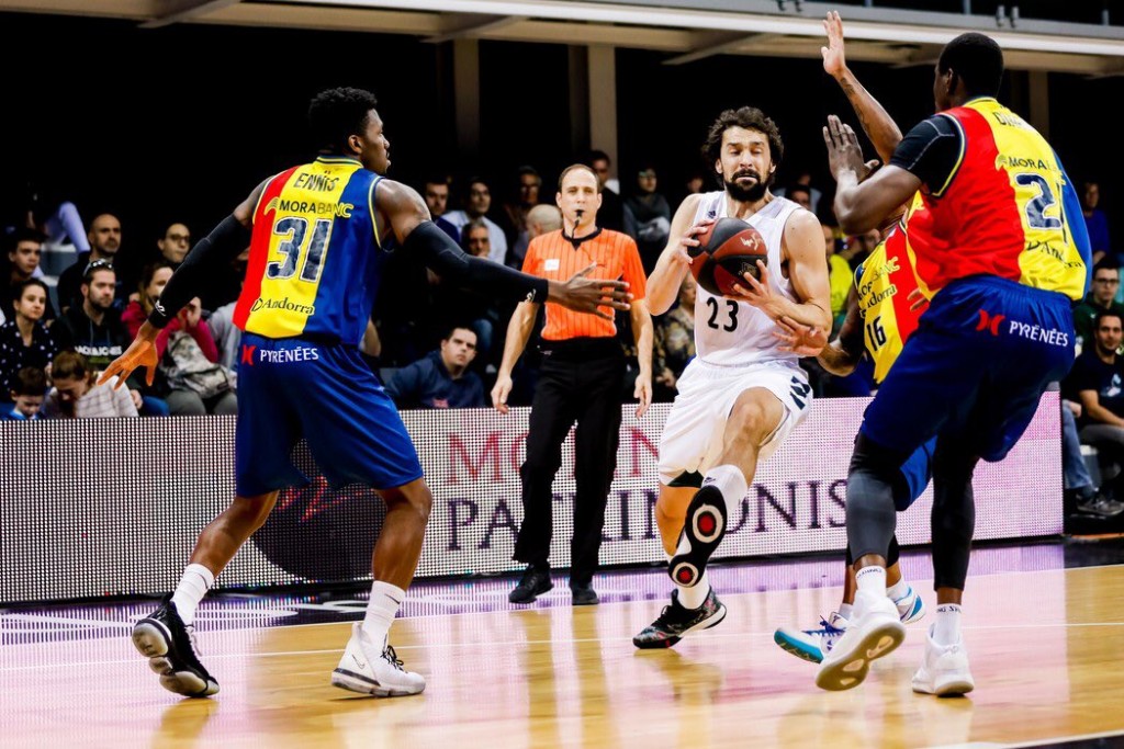 Llull defendido por tres jugadores de Andorra