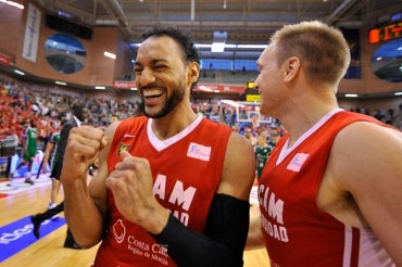 Rojas y Oleson celebran el triunfo contra Unicaja