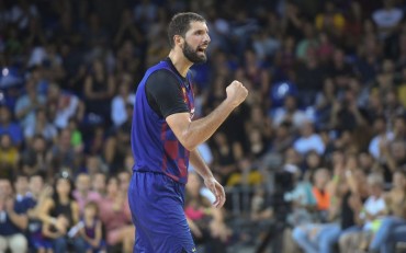 Mirotic cierra el puño para celebrar una canasta