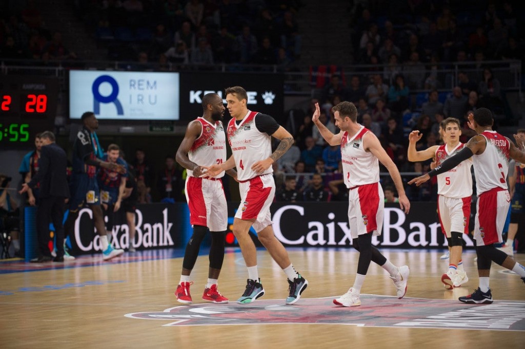 Jugadores de Fuenlabrada celebran una canasta de Urtasun