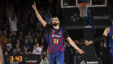 Mirotic levanta el dedo en gesto de celebración