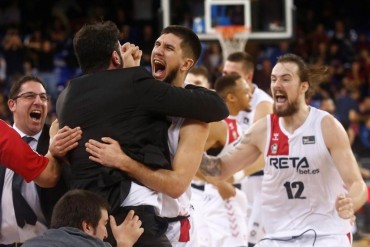 Bilbao Basket celebra la victoria en el Palau Blaugrana