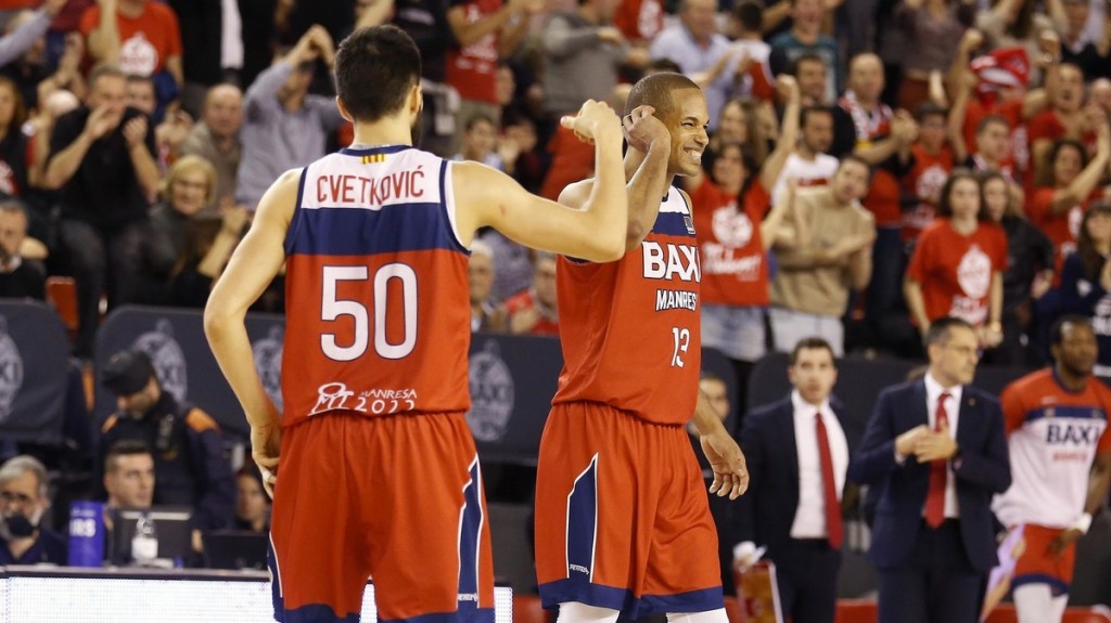 Eulis Báez y Cvetkovic celebran una canasta