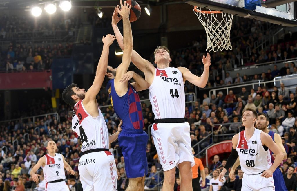 Lammers pelea el rebote con Abrines