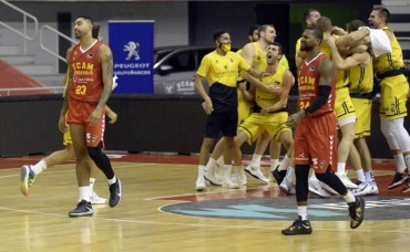 Los jugadores de CB Canarias celebran la remontada a UCAM Murcia