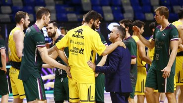 Jugadores de Unicaja y CB Canarias se saludan