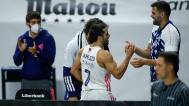 Campazzo choca la mano con Felipe Reyes