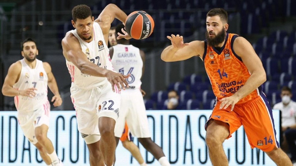 Tavares trata de impedir que Dubljevic llegue a un balón