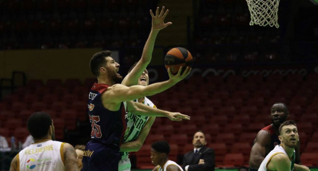 Alec Peters busca una bandeja