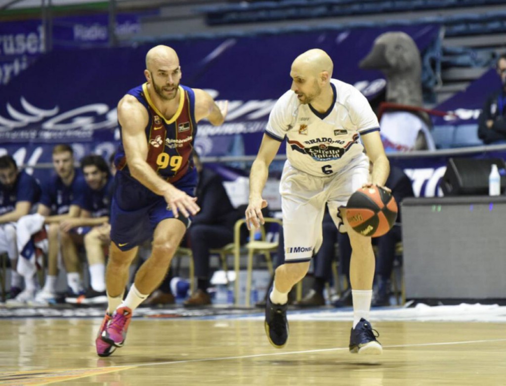 Calathes persigue a Oliver