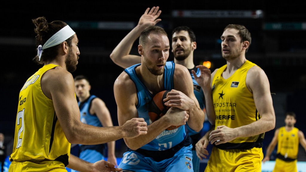 La defensa de CB Canarias rodea a Alec Brown