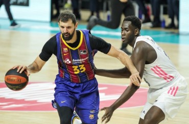 Mirotic defendido por Garuba