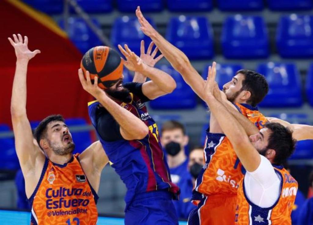 Mirotic rodeado de jugadores de Valencia Basket