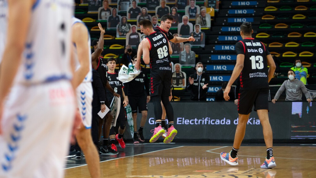 Celebración tras un triple de Kulboka