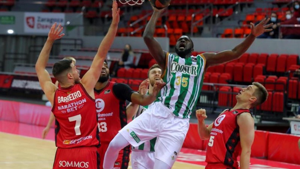 Ndoye palmea un balón entre la defensa de Basket Zaragoza