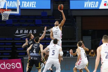 Tavares desvía el balón con una mano