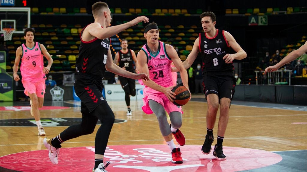 Kuric atraviesa la defensa de Bilbao Basket