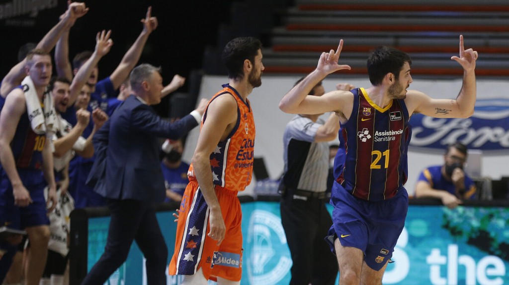 Abrines celebra un triple