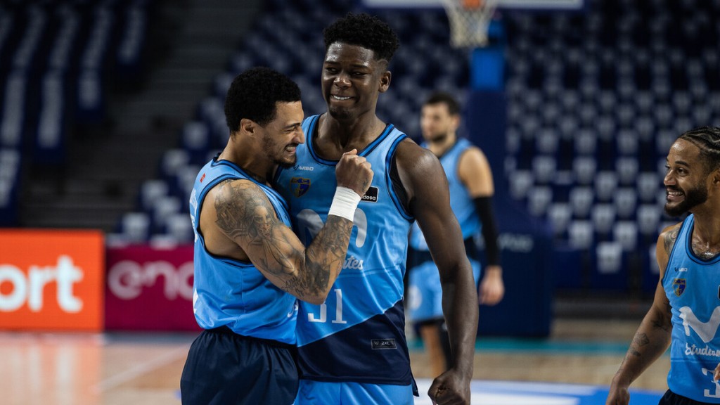 Jugadores de Estudiantes celebran el triunfo contra Bilbao Basket