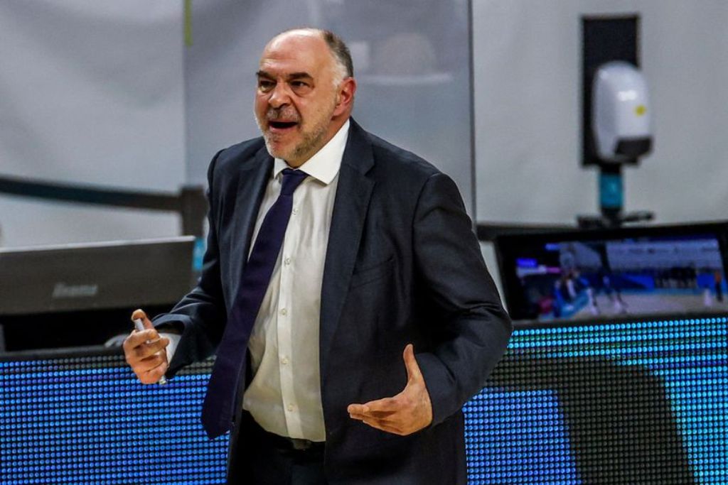 Pablo Laso da instrucciones en un partido contra Burgos