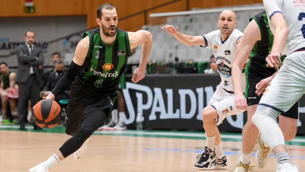 Pau Ribas inicia una entrada a canasta