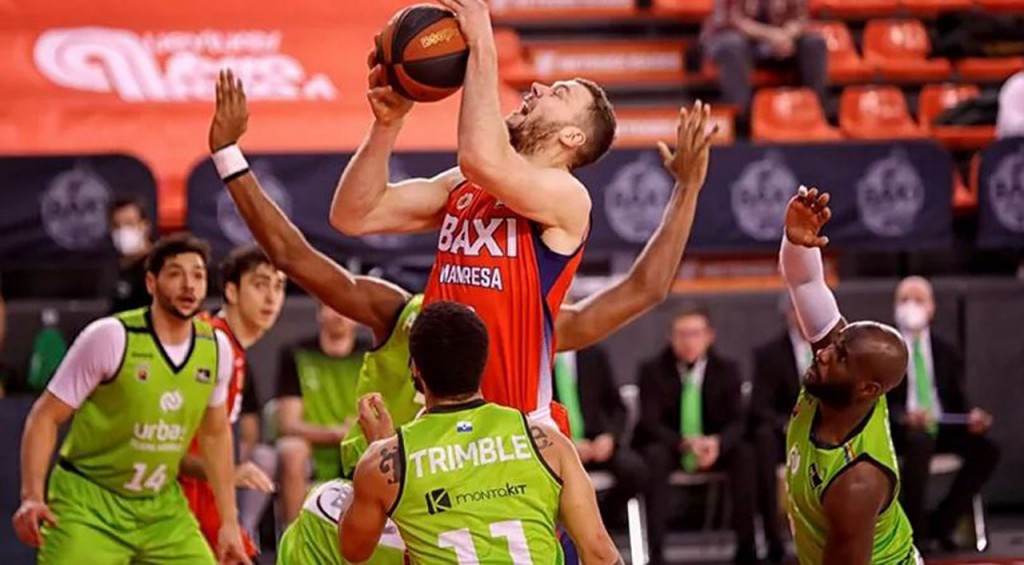 Sajus salta rodeado por la defensa de Fuenlabrada